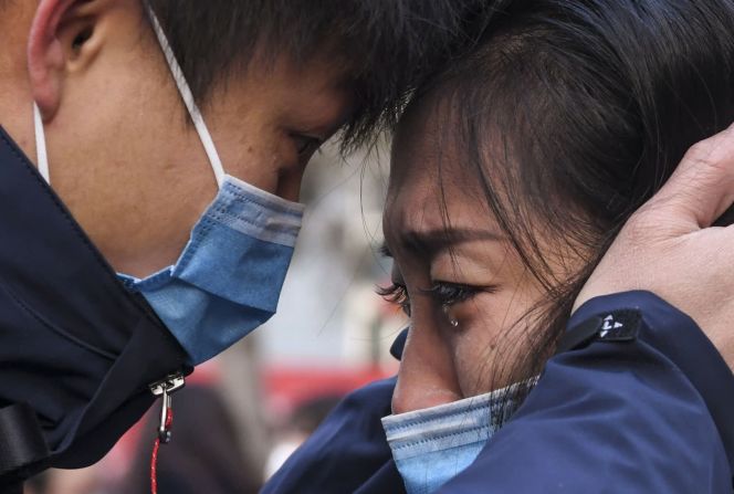 28 de enero: Lyu Jun, a la izquierda, se despide de un ser querido en Urumqi, China. Él formaba parte de un equipo médico que partía hacia Wuhan, China. Chine Nouvelle / Sipa / Shutterstock