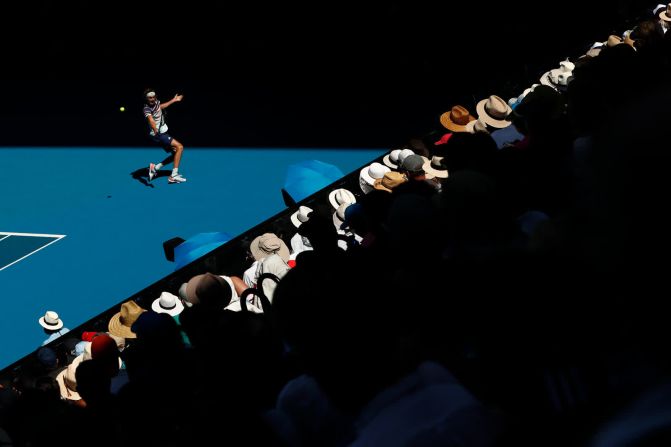 29 de enero: Alexander Zverev juega un revés durante un partido en el Abierto de Australia. Imágenes de Darrian Traynor / Getty