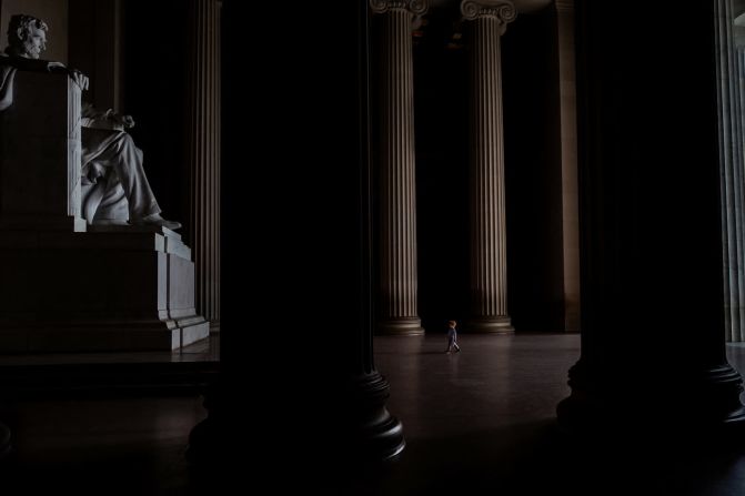 29 de marzo — Un niño visita el Monumento a Lincoln en Washington.