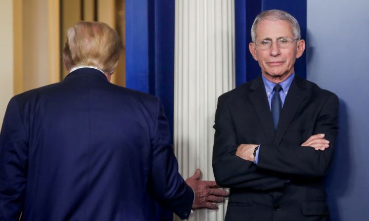 26 de marzo — El presidente de Estados Unidos, Donald Trump, pasa junto al Dr. Anthony Fauci, director del Instituto Nacional de Alergias y Enfermedades Infecciosas, después de una sesión informativa diaria sobre el coronavirus en la Casa Blanca. Fauci, un miembro clave del grupo de trabajo sobre el coronavirus de la Casa Blanca, no es ajeno a liderar la respuesta federal a las emergencias sanitarias nacionales. Ha servido bajo seis presidentes de Estados Unidos, comenzando con Ronald Reagan.