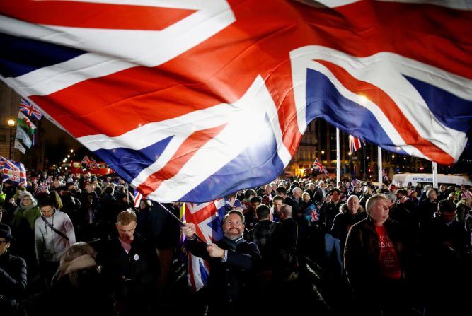 31 de enero - Un hombre en Londres ondea una bandera gigante después de que Gran Bretaña se convirtió en el primer país en abandonar la Unión Europea. La histórica salida conocida como brexit se produjo más de tres años tumultuosos después de que el 51,89% de las personas de Inglaterra, Escocia, Gales, Irlanda del Norte y Gibraltar votaran a favor de abandonar la UE. Henry Nicholls / Reuters