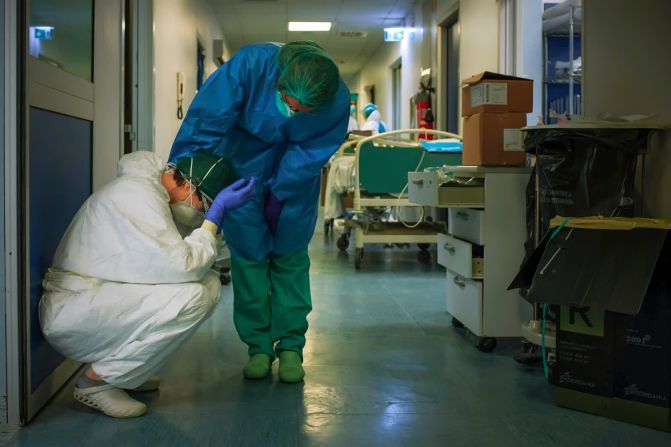 13 de marzo — Paolo Miranda tomó esta desgarradora imagen de una enfermera en Cremona, Italia. Miranda trabaja como enfermera en la unidad de cuidados intensivos del hospital. El sistema de salud de Italia estaba siendo severamente probado por la pandemia de coronavirus.