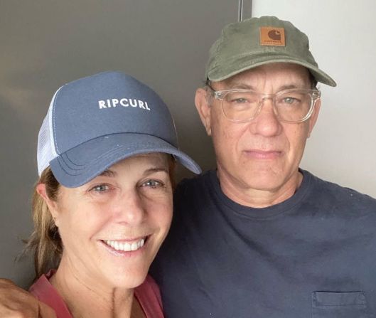 12 de marzo — El actor Tom Hanks y su esposa, la actriz Rita Wilson, se toman una foto juntos en Australia. Hanks publicó la foto en su cuenta de Instagram un día después de anunciar que él y Wilson habían sido diagnosticados con covid-19.