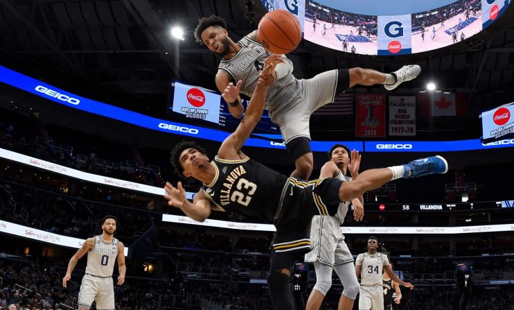 7 de marzo — Jermaine Samuels de Villanova cae después de que Jagan Mosely de Georgetown le cometiera una falta durante un juego de baloncesto universitario en Washington.