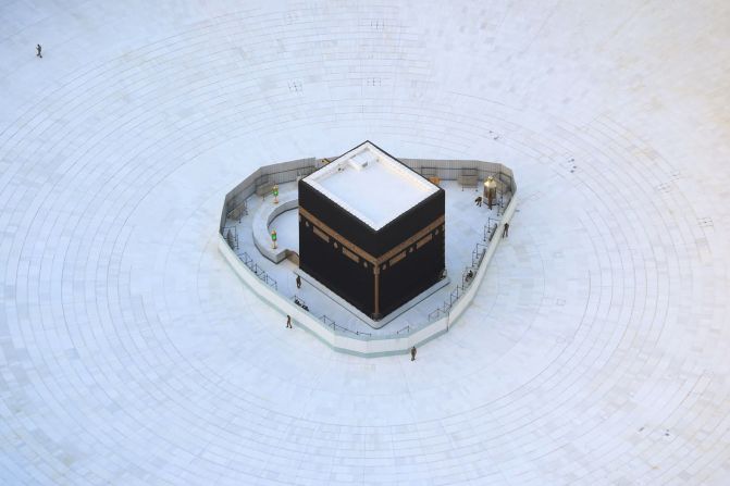 6 de marzo — La Kaaba en la Gran Mezquita, el sitio más sagrado del Islam, luce casi vacía debido a las restricciones de coronavirus en La Meca, Arabia Saudita. Normalmente está rodeada de gente.