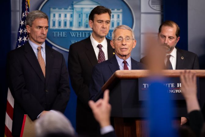 31 de enero - El doctor Anthony Fauci, director del Instituto Nacional de Alergias y Enfermedades Infecciosas, habla durante una conferencia de prensa en la Casa Blanca con otros miembros del grupo de trabajo sobre coronavirus recién formado por el presidente Donald Trump. La administración declaró una emergencia de salud pública en Estados Unidos y bloqueó la entrada al país de los extranjeros que visitaban China. Amanda Andrade-Rhoades / Bloomberg / Getty Images