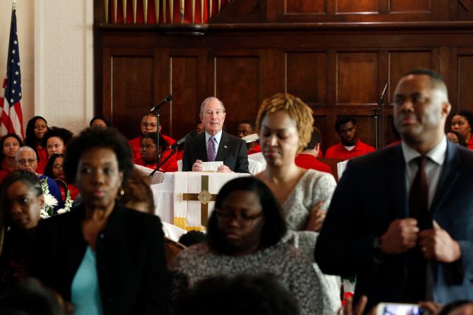 1 de marzo — Feligreses de la iglesia en Selma, Alabama, protestan contra el candidato presidencial Michael Bloomberg dándole la espalda durante un discurso. Durante su campaña, Bloomberg enfrentó repetidas críticas por políticas que afectaron a las comunidades minoritarias, incluida la controvertida estrategia policial de detener y registrar.