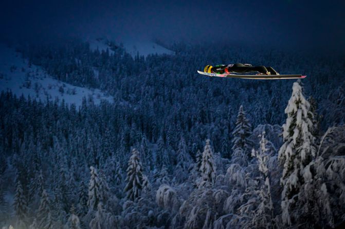 11 de diciembre: el saltador de esquí ruso Evgeni Klimov compite en el Campeonato Mundial de Vuelo en Esquí en Planica, Eslovenia. Jure Makovec / AFP / Getty Images