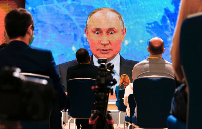 17 de diciembre: Se ve al presidente ruso Vladimir Putin en una pantalla en Moscú mientras realiza su conferencia de prensa anual. Putin participó a la conferencia de este año por video. Alexander Zemlianichenko / AP