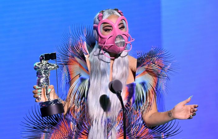 30 de agosto - La cantante Lady Gaga acepta un premio en los MTV Video Music Awards. Ariana Grande y ella ganaron a la mejor colaboración ("Rain on Me").