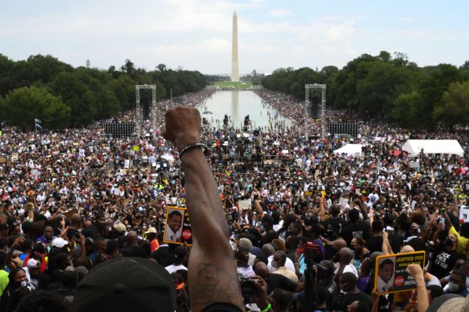 28 de agosto - Multitudes se congregan en el National Mall en Washington, DC, para exigir un cambio social y político. El evento estaba destinado a recordar la Marcha de 1963 en Washington, donde Martin Luther King Jr. pronunció su famoso discurso "Tengo un sueño".