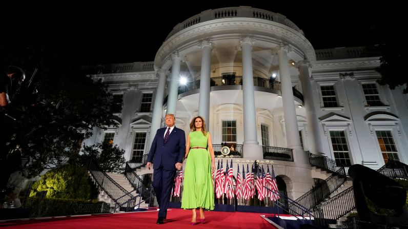 27 de agosto - El presidente de Estados Unidos, Donald Trump, es acompañado por la primera dama Melania Trump cuando llega para su discurso de aceptación de nominación en la Casa Blanca. El discurso clausuró la Convención Nacional Republicana.