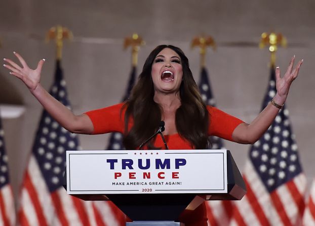 24 de agosto - Kimberly Guilfoyle, una de las principales recaudadoras de fondos para la campaña de Trump y novia de Donald Trump Jr., pronuncia un discurso en la Convención Nacional Republicana. Debido a la pandemia de coronavirus, la mayoría de los discursos en horario estelar de la convención se pronunciaron desde un auditorio prácticamente vacío en Washington, DC.