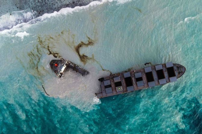 16 de agosto - Esta foto aérea muestra los restos del MV Wakashio, un barco que encalló en julio y derramó toneladas de diesel y petróleo en las aguas de la nación isleña de Mauricio.