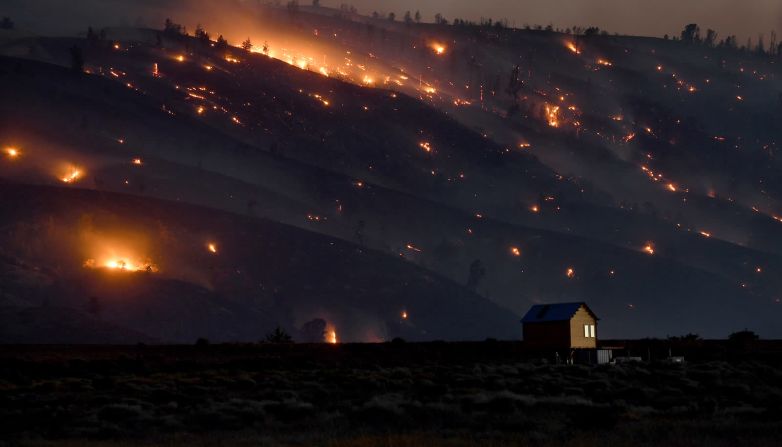 14 de agosto - Una casa se ve mientras el incendio Lake arrasa colina abajo hacia Palmdale, California. Los incendios forestales devastaron muchas áreas en el oeste este año, especialmente en California. Se quemaron más de 1,6 millones de hectáreas en todo el estado, la peor devastación en la historia de California.