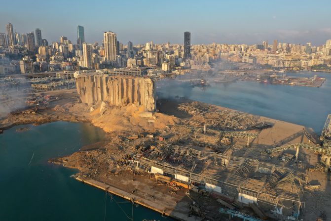 5 de agosto - Esta foto aérea muestra las secuelas de la explosión mortal en Beirut, Líbano.