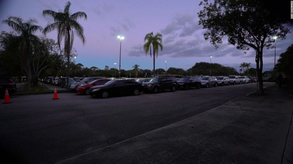 Los conductores hacían fila antes del amanecer del 19 de diciembre de 2020 para recibir comida gratis en Boynton Beach, Florida.