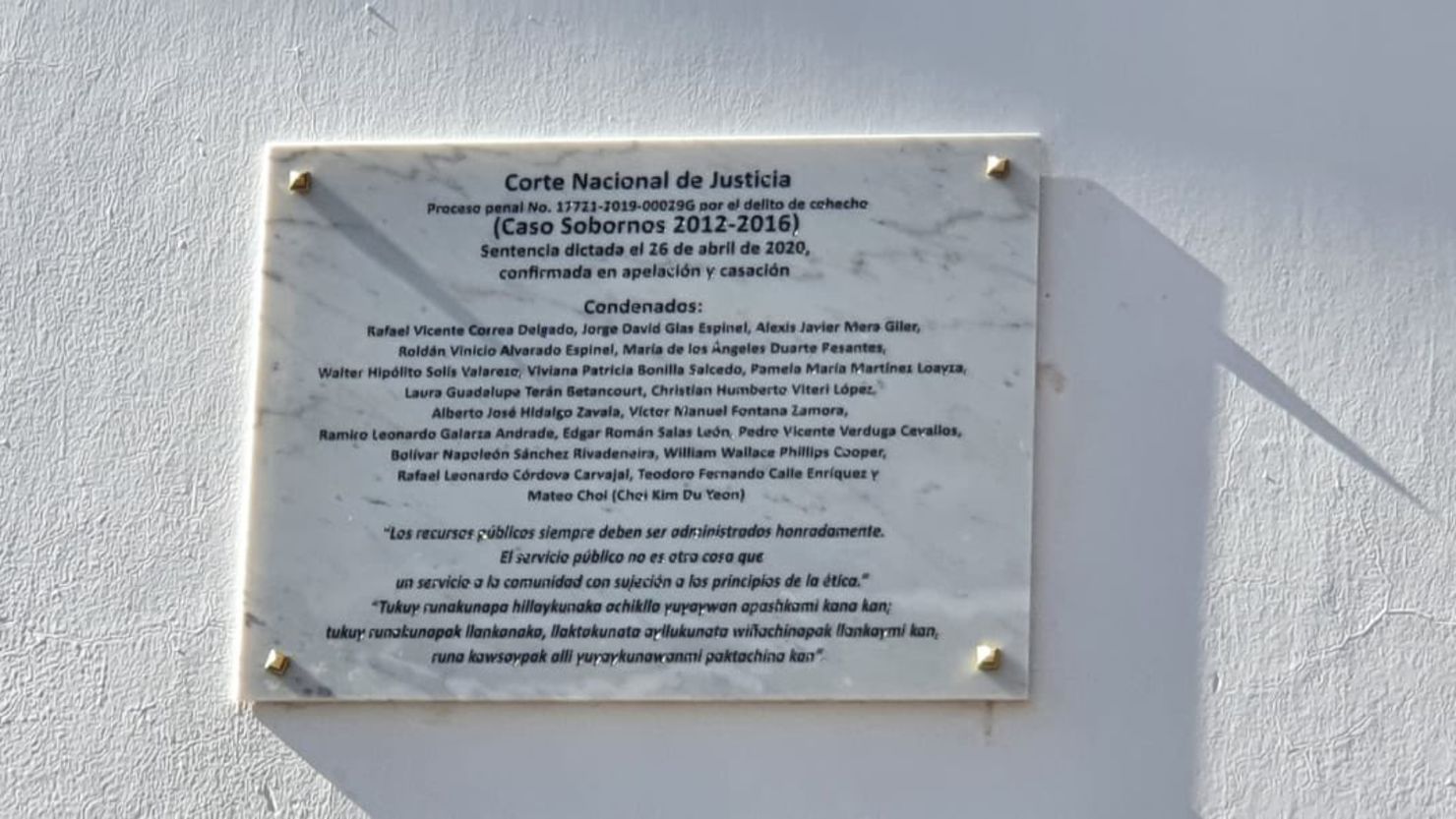 Esta es la placa que fue develada en la entrada principal del Palacio de Carondelet en Quito.