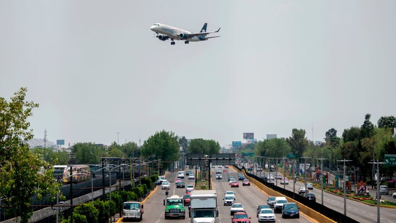 An Aeromexico airlines plane lands at the Benito Juarez International airport, in Mexico City, on May 20, 2020, amid the new Covid-19 coronavirus pandemic. - From suspending all flights to reducing their employees' wages, Latin American airlines take extreme measures and cry for government aid in the face of the expansion of the coronavirus, which could leave them losses of 15,000 million dollars this year. (Photo by PEDRO PARDO / AFP)