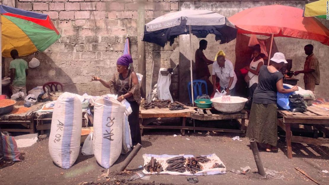 Mercado de carne de animales silvestres en el puerto de Kinshasa. Aquí se vende pescado ahumado.