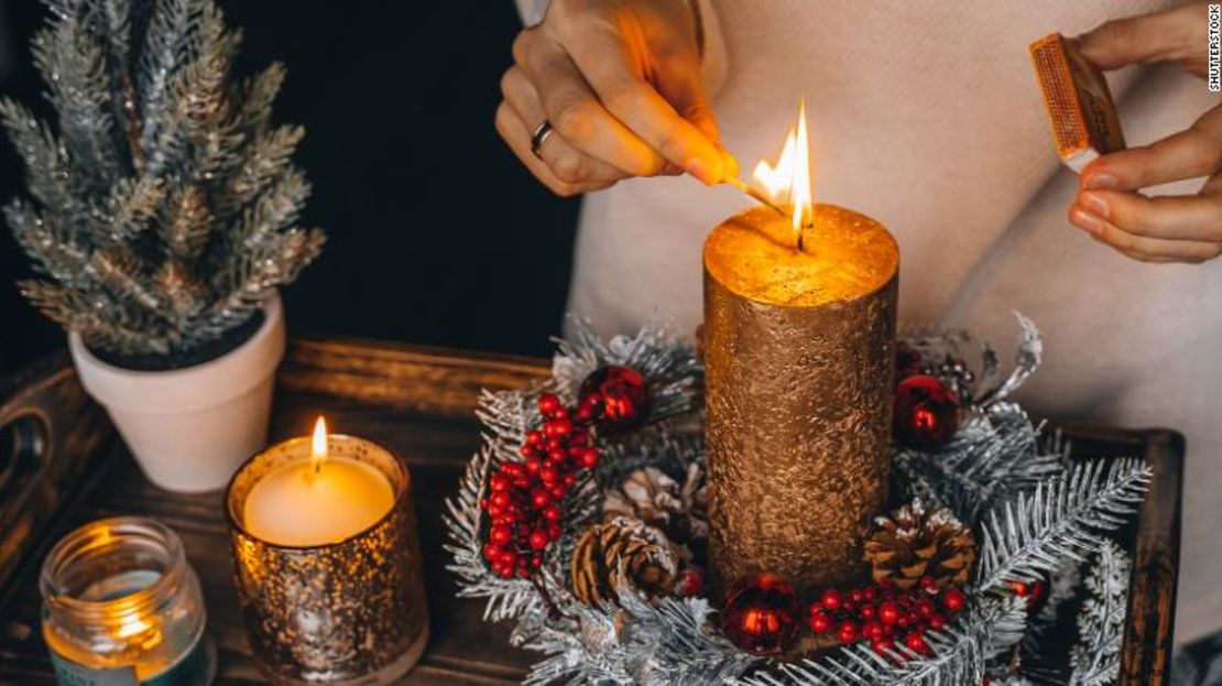 Los pequeños rituales, como encender una vela con aroma a pino en la mañana de Navidad, pueden hacer que el día se sienta especial a pesar de las celebraciones reducidas por la pandemia.