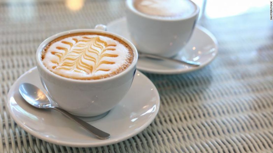 Empieza el día de Navidad con una bebida casera, como este macchiato de caramelo, para acompañar tu desayuno de galletas navideñas.