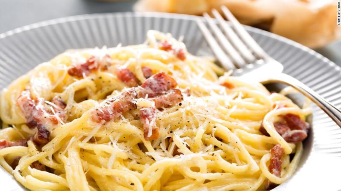 Comience una nueva tradición navideña haciendo un espagueti a la carbonara simple pero indulgente para la cena de Navidad.