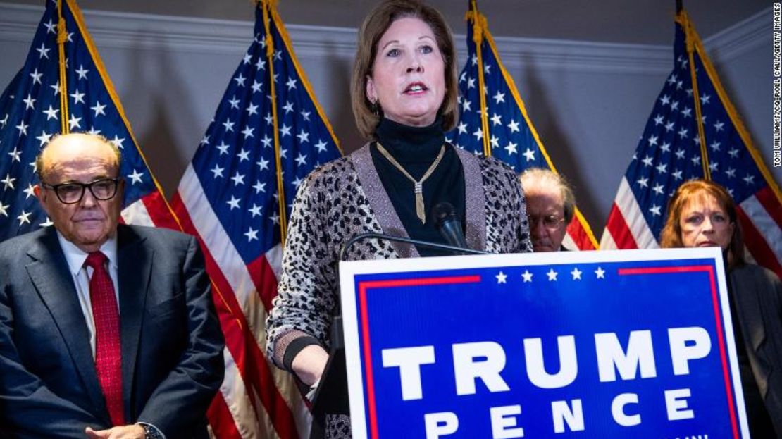 Sidney Powell, abogada del presidente Donald Trump, aparece en una conferencia de prensa en el Comité Nacional Republicano sobre demandas relacionadas con el resultado de las elecciones presidenciales, el 19 de noviembre de 2020.