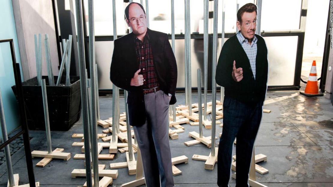 Imágenes de los actores Jason Alexander (izquierda) y el difunto Jerry Stiller junto a los postes e Festivus que se entregarían a los seguidores en la fila para "Seinfeld: The Apartment" de Hulu, una instalación en Hollywood, California, el 20 de diciembre de 2015.