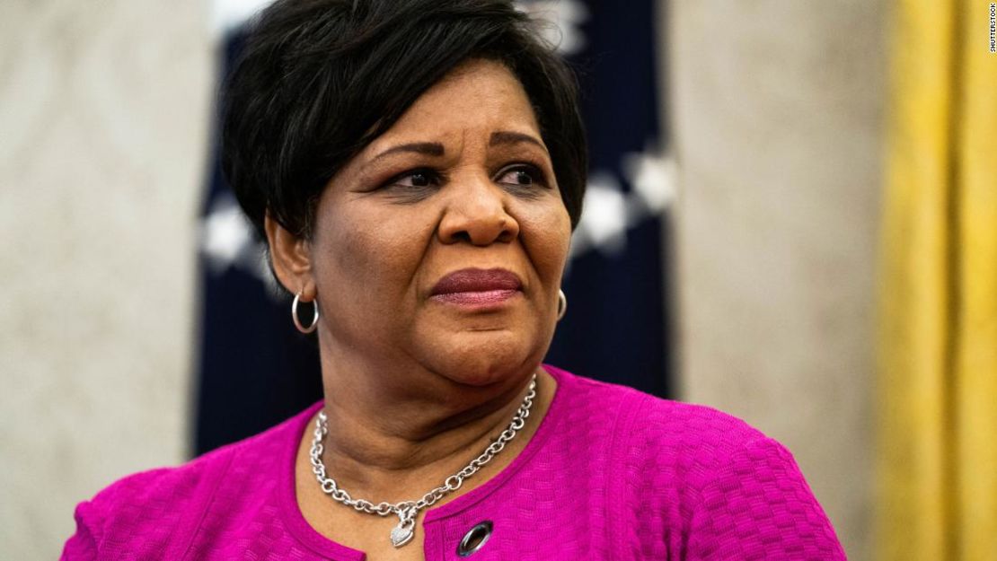 Alice Marie Johnson escucha al presidente Trump cuando le otorga el indulto completo en la Casa Blanca.