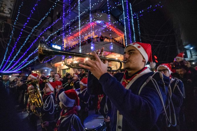 Una banda de scouts participa en las celebraciones de Navidad en la ciudad de Qamishli, en Siria, el 24 de diciembre de 2020.