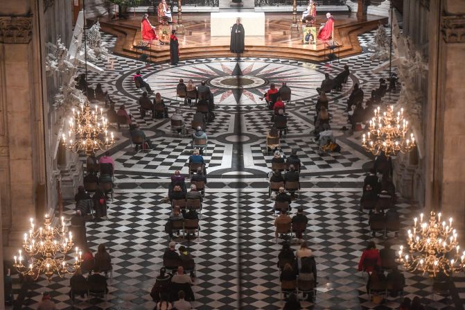 La catedral de St Paul celebra su servicio anual de Navidad el 24 de diciembre de 2020 en Londres, Inglaterra.