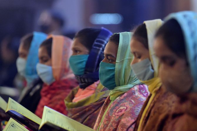 Devotas cristianas celebran una misa de Navidad en Allahabad, India, el 24 de diciembre de 2020.