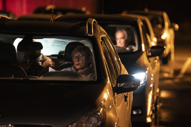 Una persona sigue desde su coche la misa de Nochebuena en Arlon, Bélgica, el jueves 24 de diciembre de 2020.