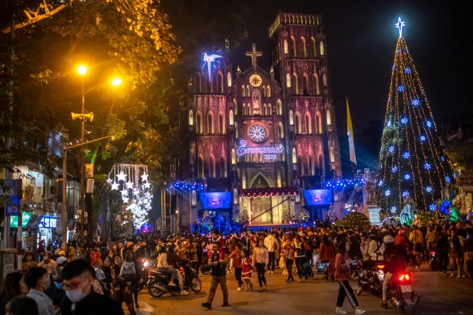 Un grupo de personas visita la catedral St. Joseph en la víspera de Navidad el 24 de diciembre de 2020 en Hanoi, Vietnam.