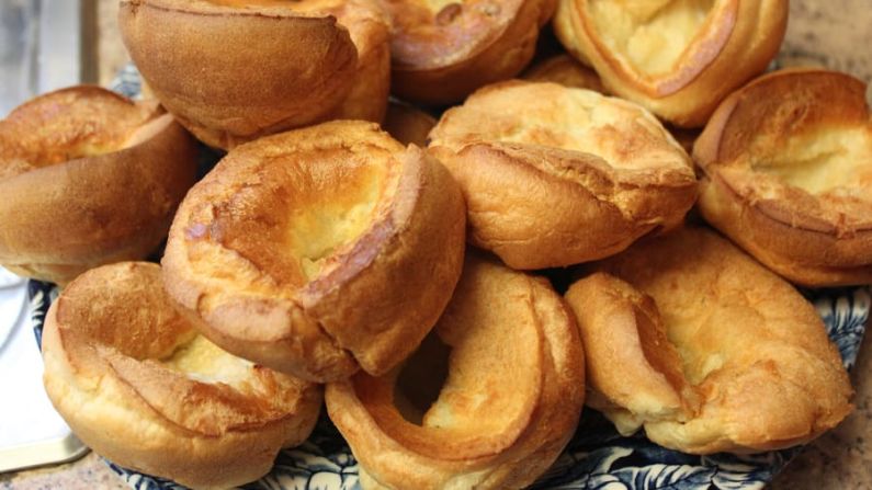 Inglaterra — El pudín de Yorkshire es un sabroso producto horneado que se sirve en muchas cenas navideñas en Inglaterra.