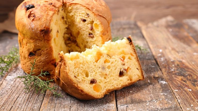 Italia — Panettone, un pan dulce típico, es una necesidad navideña en Italia.