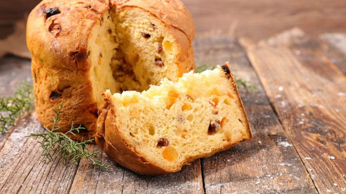 Italia — Panettone, un pan dulce típico, es una necesidad navideña en Italia.