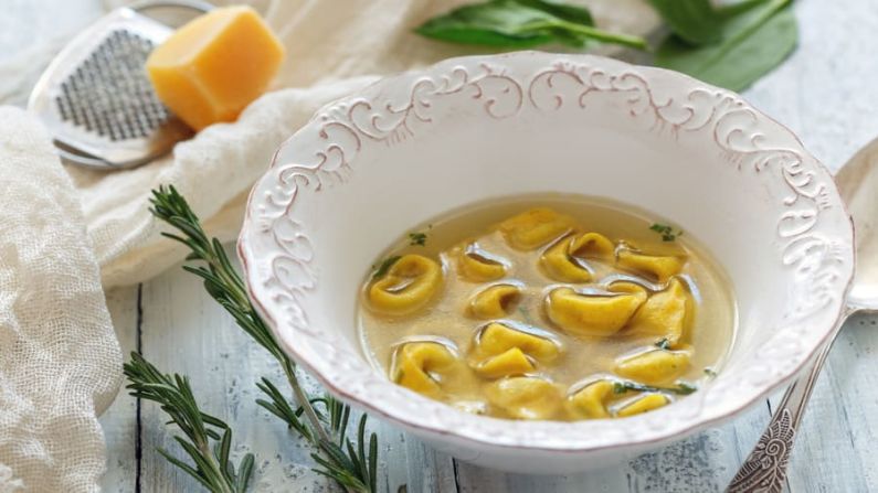 Italia — El tortellini in brodo es parte de muchas cenas italianas de Nochebuena.