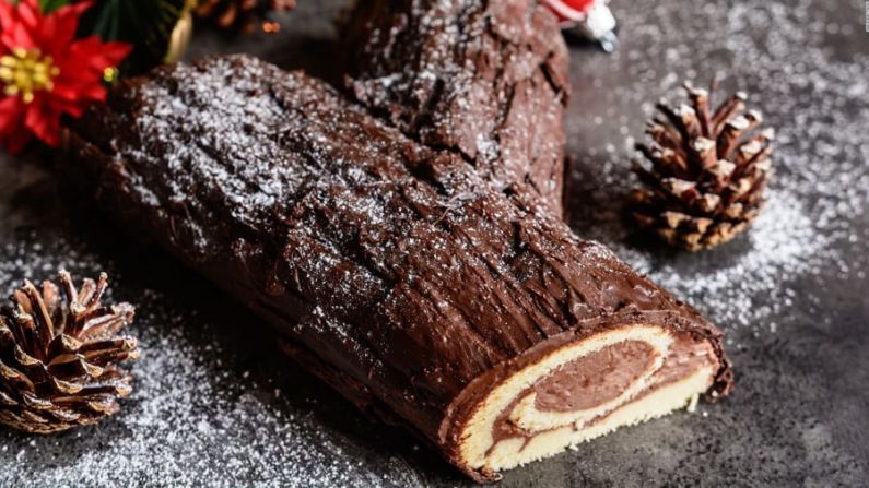 Francia — Un bûche de Noël es un final dulce para una lujosa comida navideña en Francia.