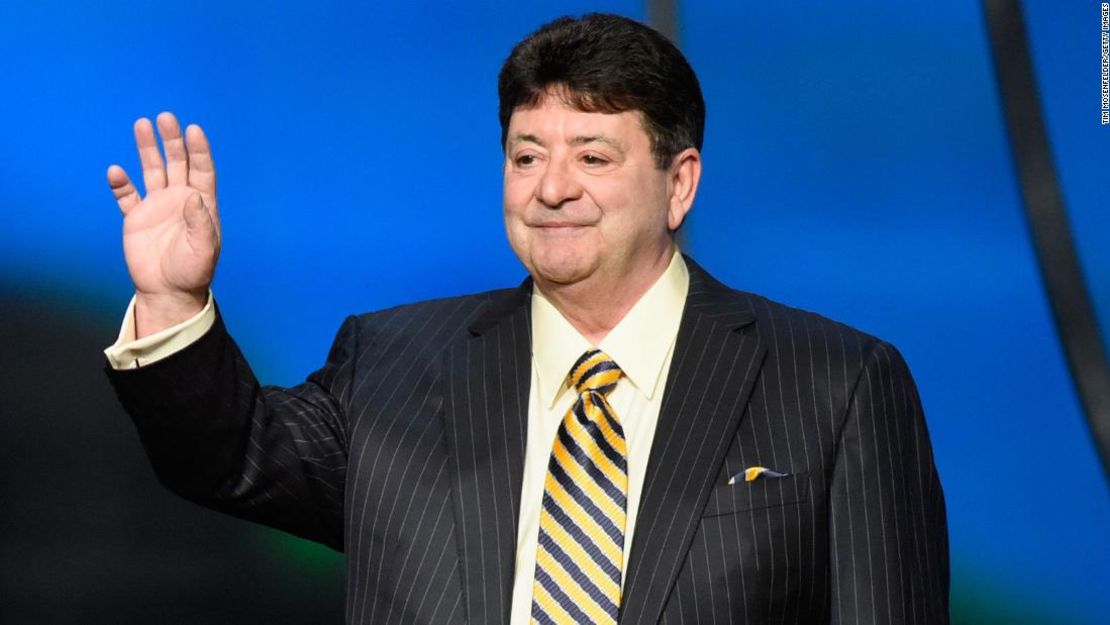 Eddie DeBartolo Jr. habla en el escenario durante la 5ª edición de los hHnores de la NFL en febrero de 2016 en San Francisco.