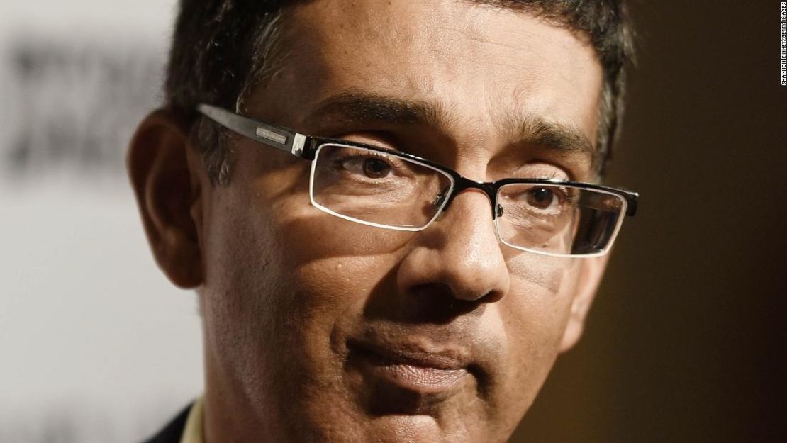 Dinesh D'Souza asiste al estreno de su película "Death of a Nation" en el E Street Cinema en agosto de 2018 en Washington DC.