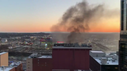 CNNE 932844 - video muestra columna de humo tras explosion en nashville