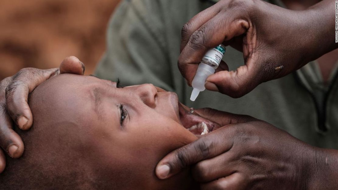 Un niño recibe gotas de vacuna para el polio en Kajiado (Kenya) en 2018.