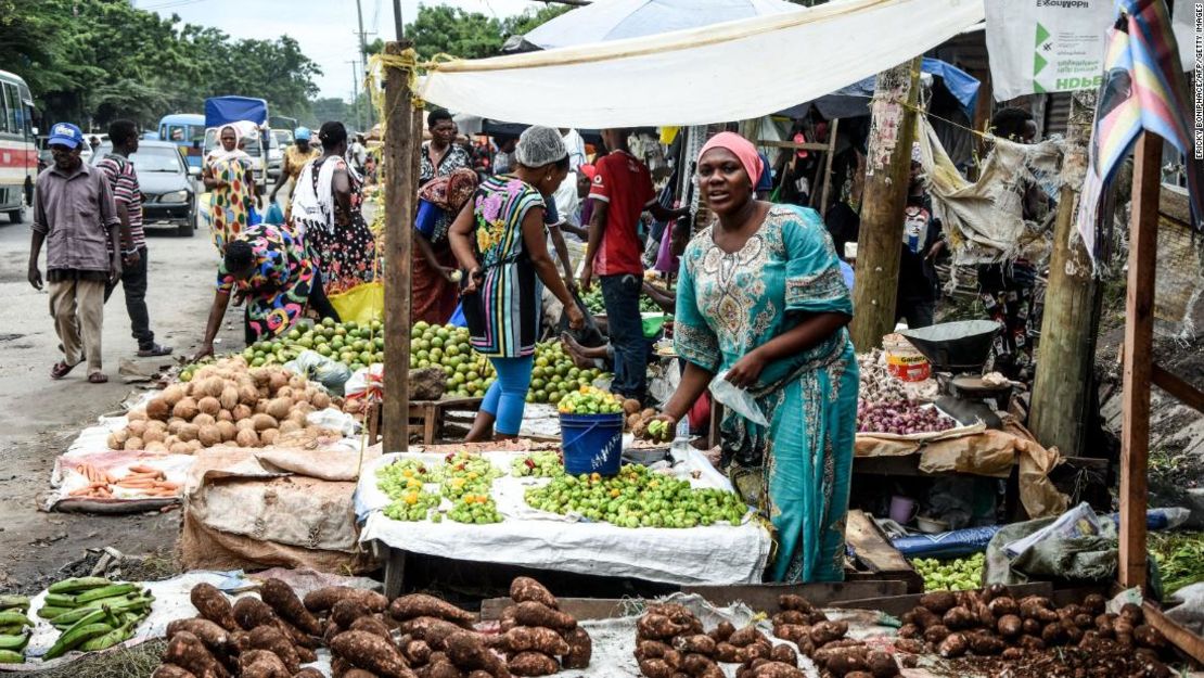 Una vendedora ofrece pimientos verdes en Dar es Salaam, Tanzania, en abril. Según el Banco Mundial, la pobreza disminuyó más en Tanzania que en cualquier otro país entre 2000 y 2015.