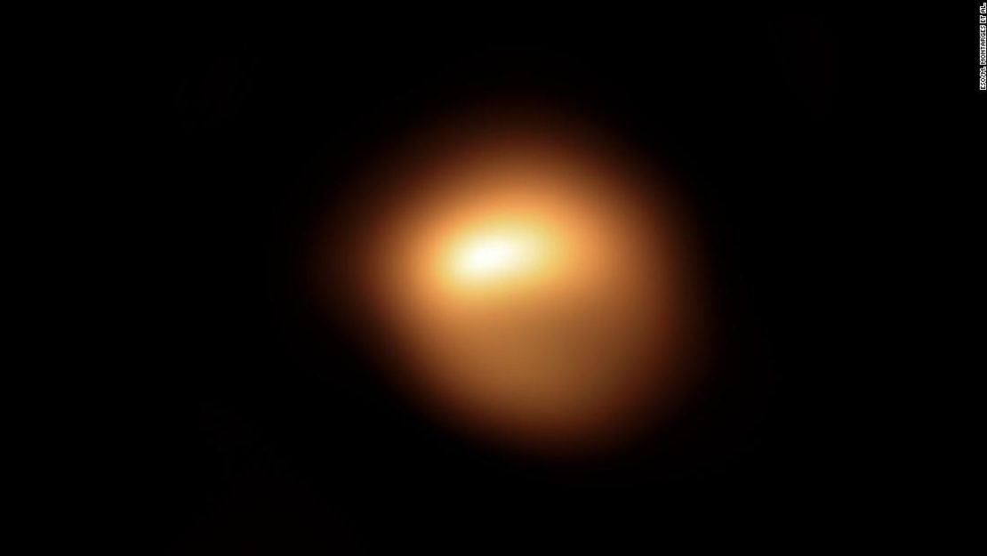 Esta imagen muestra a la estrella roja supergigante Betelgeuse mientras se atenuaba en diciembre de 2019.