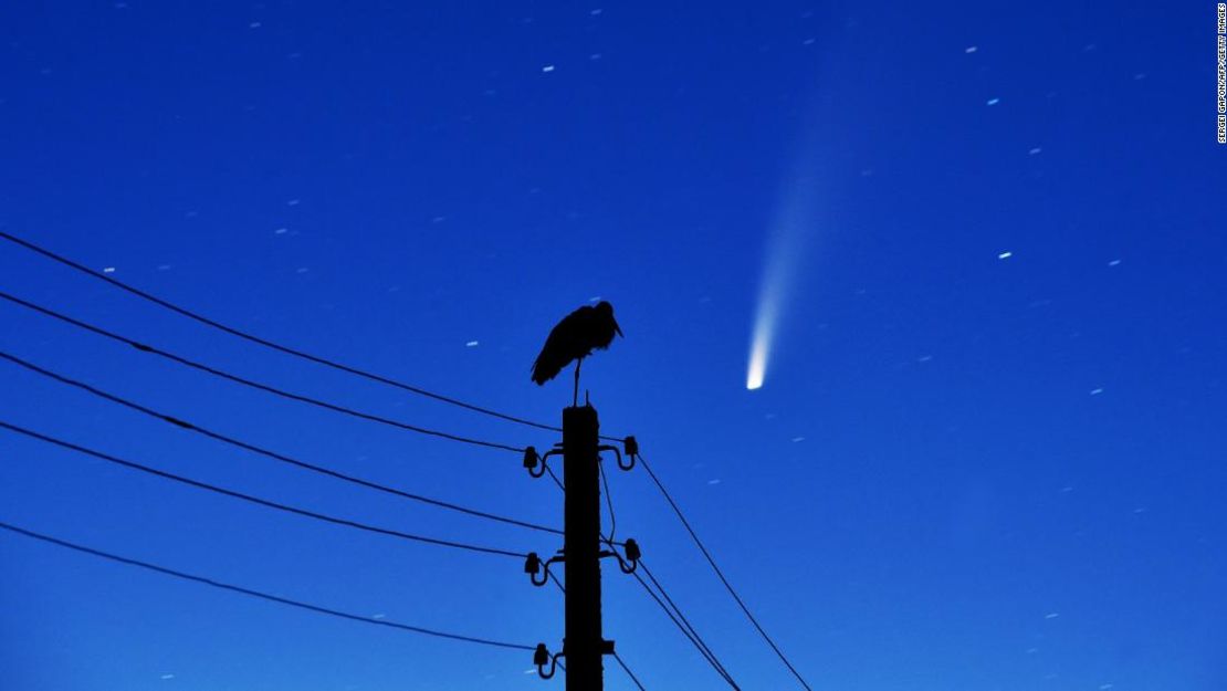 El cometa NEOWISE se ve en el cielo sobre el pueblo de Kreva, a unos 100 km al noroeste de Minsk, el 13 de julio de 2020.