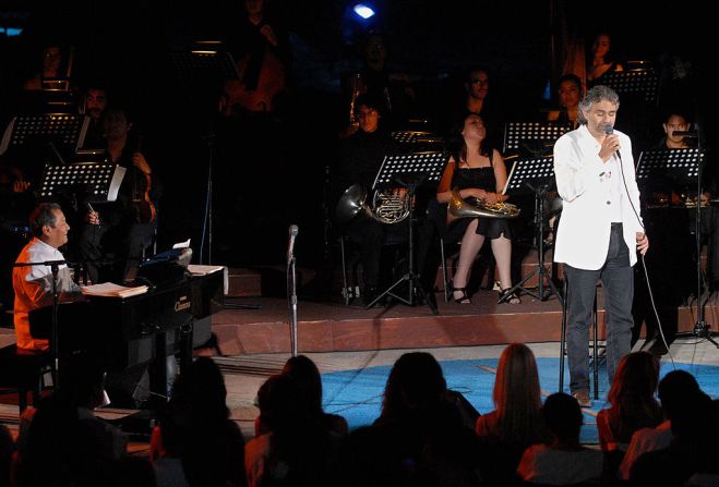 Decenas de sus canciones han sido interpretadas por famosos cantantes, como el tenor italiano Andrea Bocelli, con quien aparece en esta foto de 2006. Manzanero y Bocelli se unieron en una presentación el 20 de abril de 2006 en el parque nacional "Las Grutas de Cacahuamilpa" para el lanzamiento del álbum Amor del italiano.