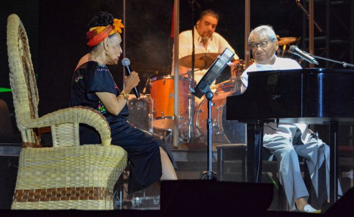 Manzanero compartió escenario con varios artistas internacionales. En esta foto aparece junto a la cubana Omara Portuondo, vocalista de Buenavista Social Club, durante un show en La Habana, Cuba, el 15 de julio de 2018.