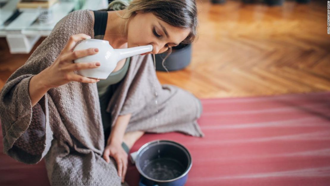 El uso de un neti pot bien mantenido con agua esterilizada es otra buena opción para la eliminación segura de las costras de la nariz.